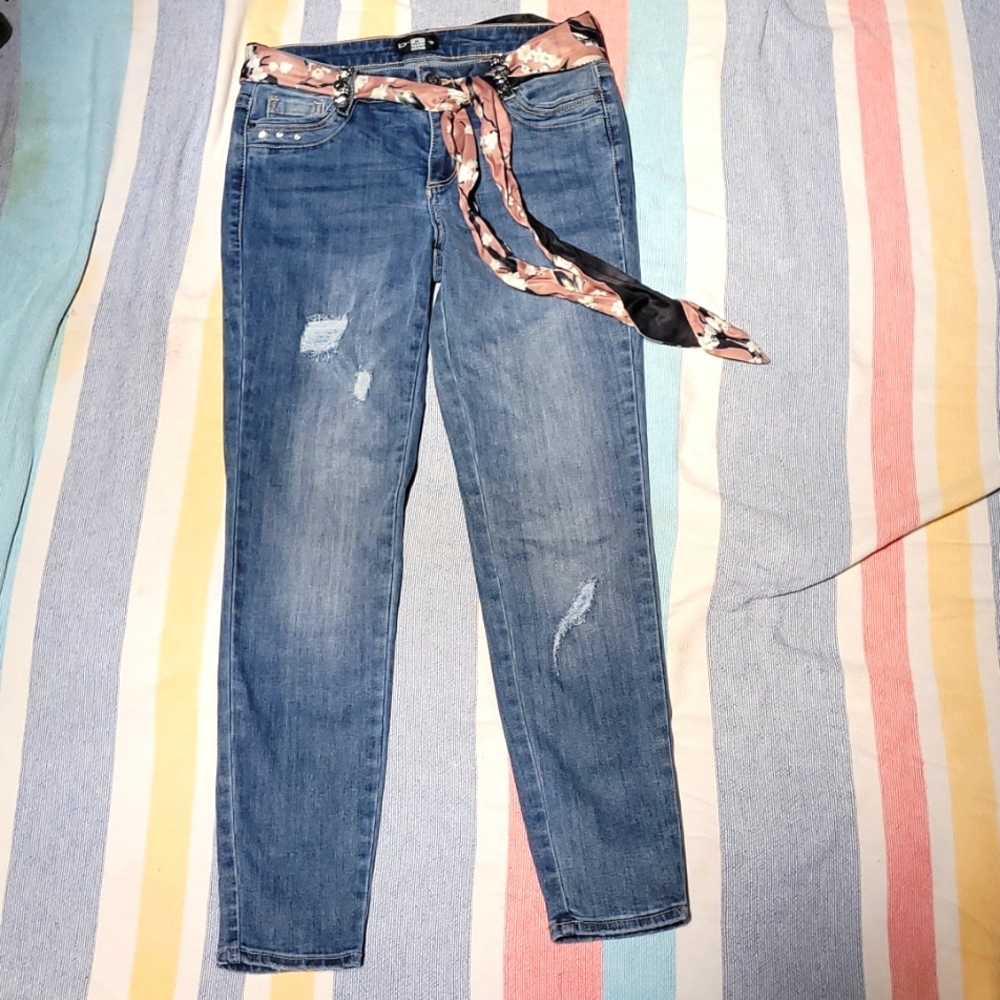 NWOT Bebe distressed jean capris